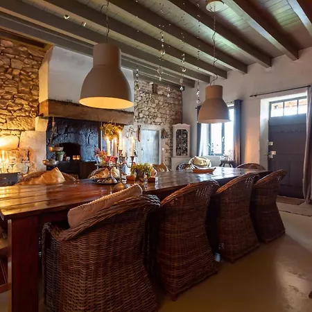Nocleg ze śniadaniem Domaine La Pomme De Pin Louroux-de-Beaune