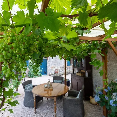 Domaine La Pomme De Pin 3* Louroux-de-Beaune